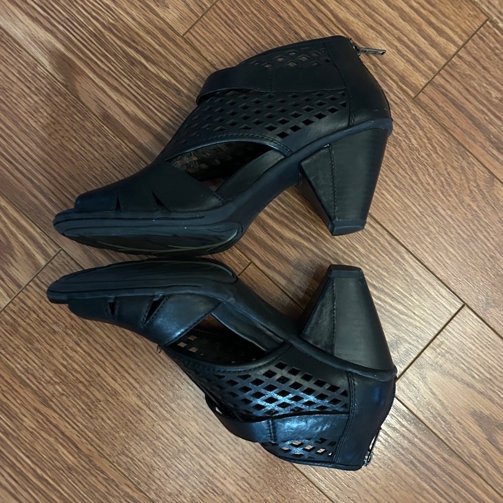 Earthies Black Virgo Peep Toe Booties - Picture 4 of 9